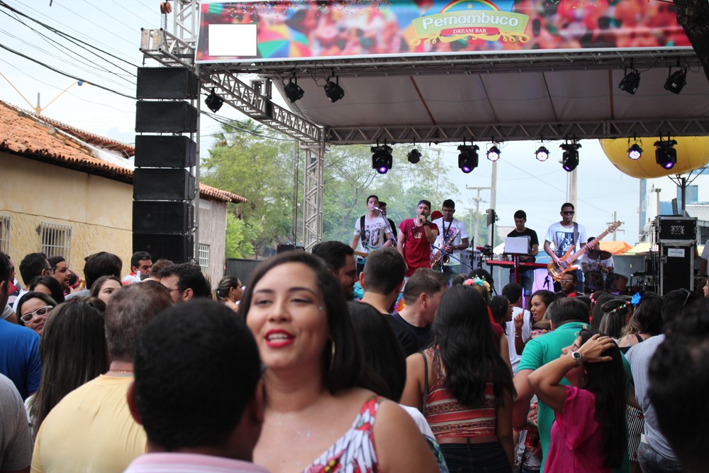 Bloco fecha rua e tem apoio de vizinhos em pré-carnaval de Teresina