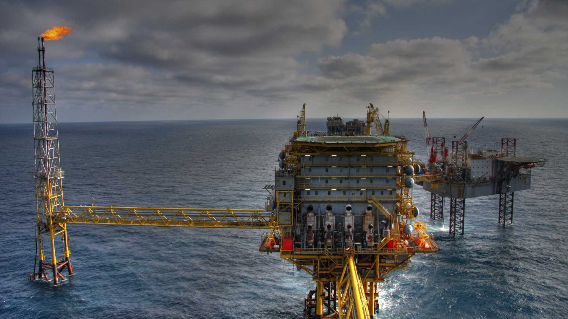 AIE eleva projeção de petróleo, mas alerta para situação dos EUA