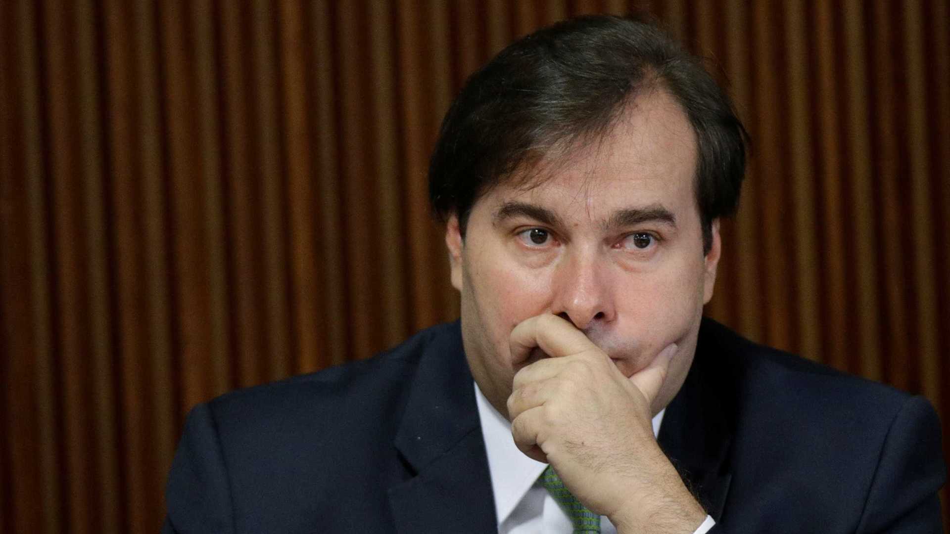 Irritado com Temer, Maia quer engavetar texto da Previdência