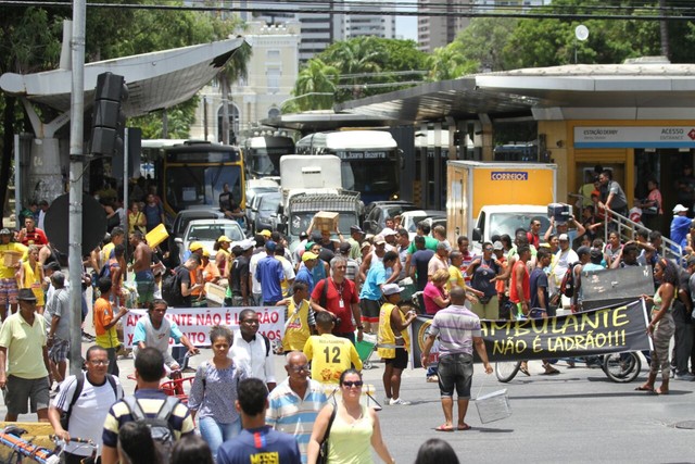 Ambulantes fazem protesto no Centro do Recife e trânsito fica complicado