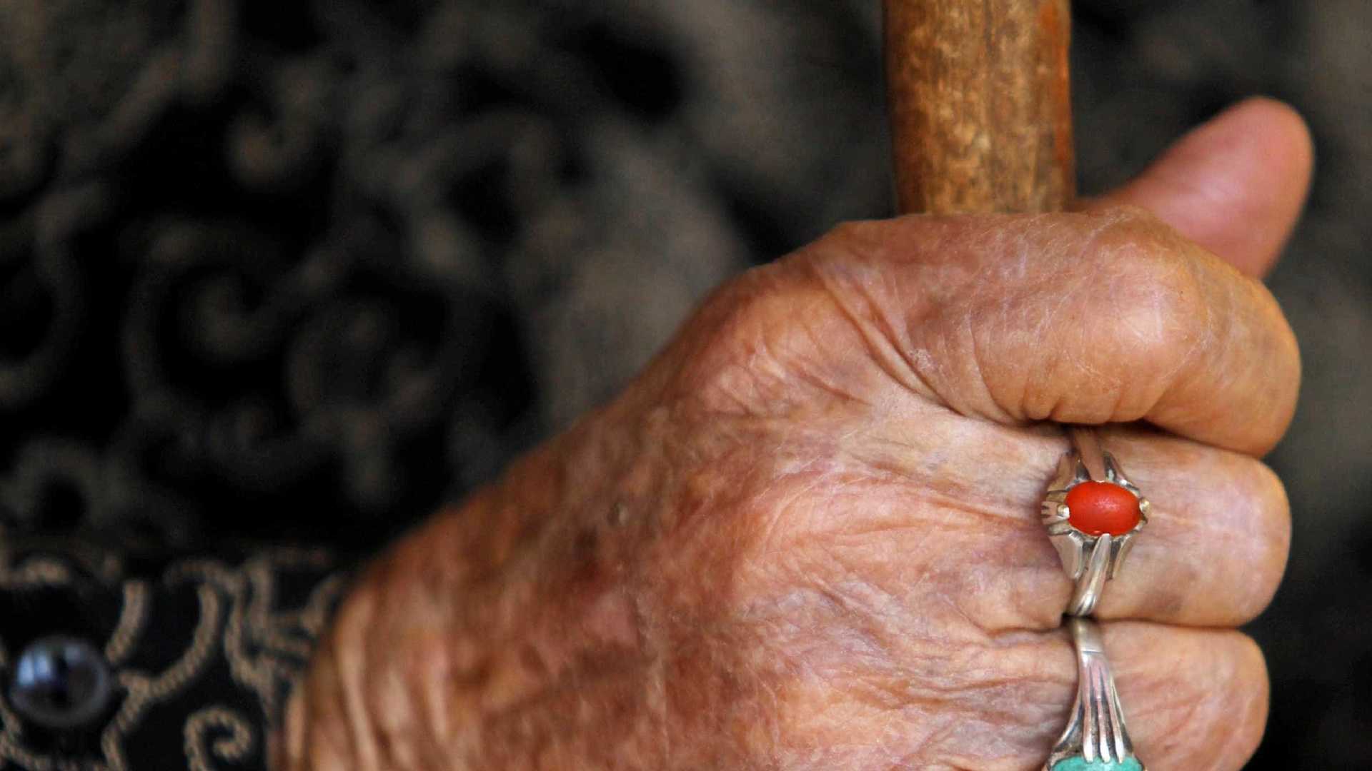 Mulher cai em buraco de mais de 15 metros na varanda de casa