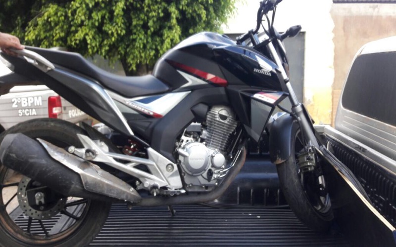 Após prender casal Polícia recupera motocicleta de mulher que viveu apuros durante assalto com seus filhos em Juazeiro do Norte-CE