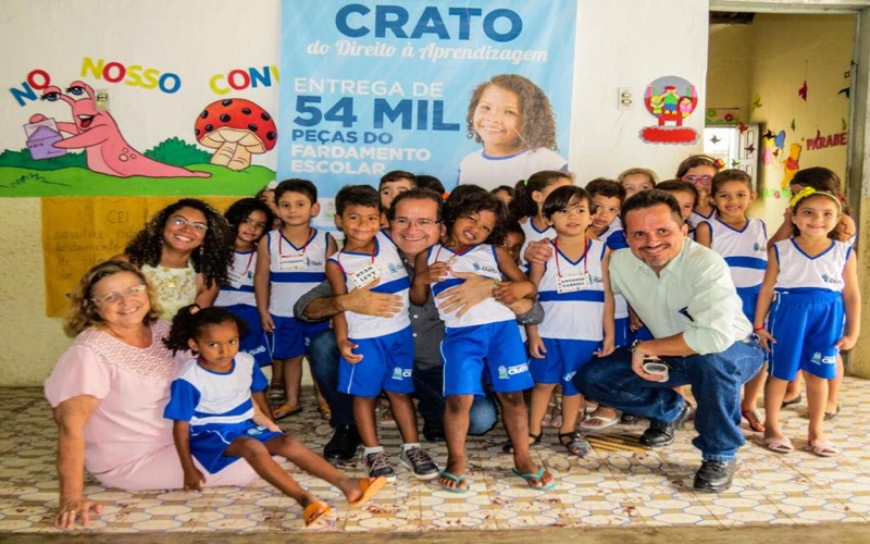 Prefeito do Crato dá continuidade a entrega dos novos fardamentos aos estudantes da rede pública de ensino