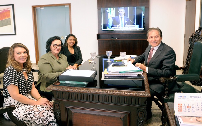 Prefeita de Canindé agradece Eunício por curso de medicina