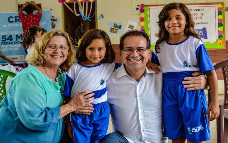 Novos fardamentos escolares começam a ser entregues em Crato