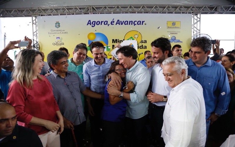Eunício e Camilo entregam 4.414 casas a famílias cearenses ao lado do ministro das Cidades