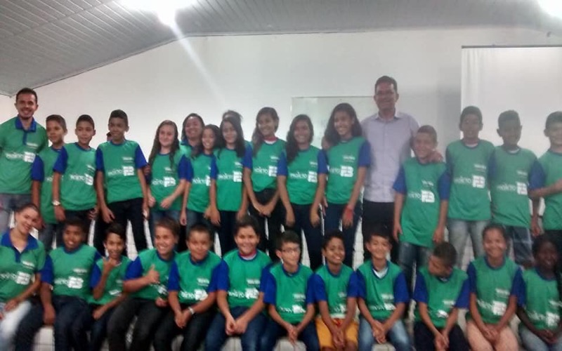 Prefeitura de Farias Brito entrega fardamento a alunos de projeto