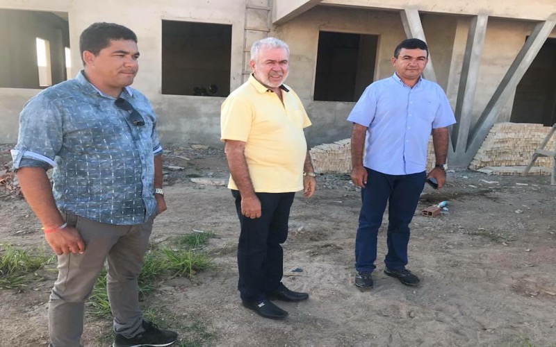 Prefeito Afonso Sampaio verifica andamento das obras de Secretaria e Serviços Públicos em Nova Olinda-CE