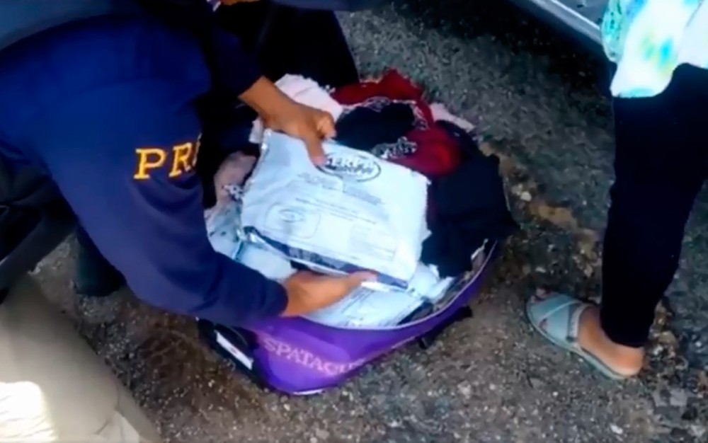 Mulher é presa com 18 kg de agrotóxico contrabandeado do Paraguai em ônibus na Bahia