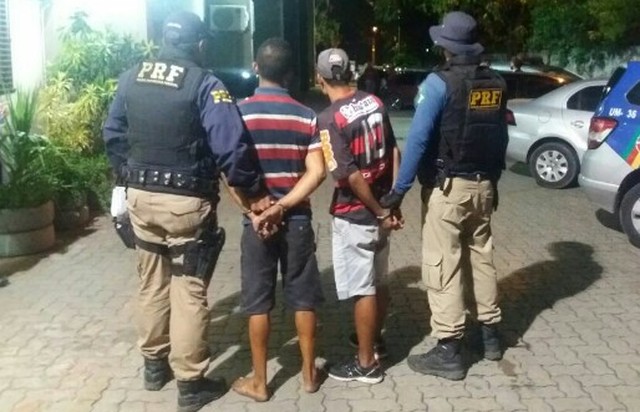 PRF prende suspeitos de assalto a ônibus em rodovia no Recife e recupera celulares roubados