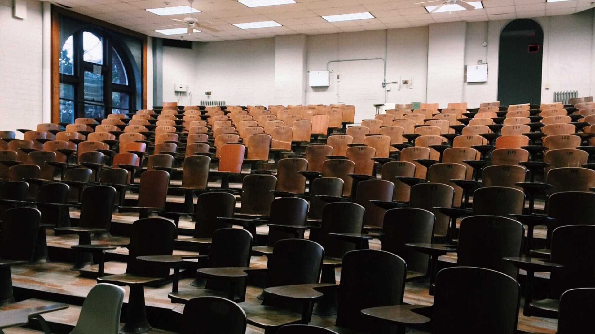 Faculdades usadas por pastor para vender diplomas estão abandonadas