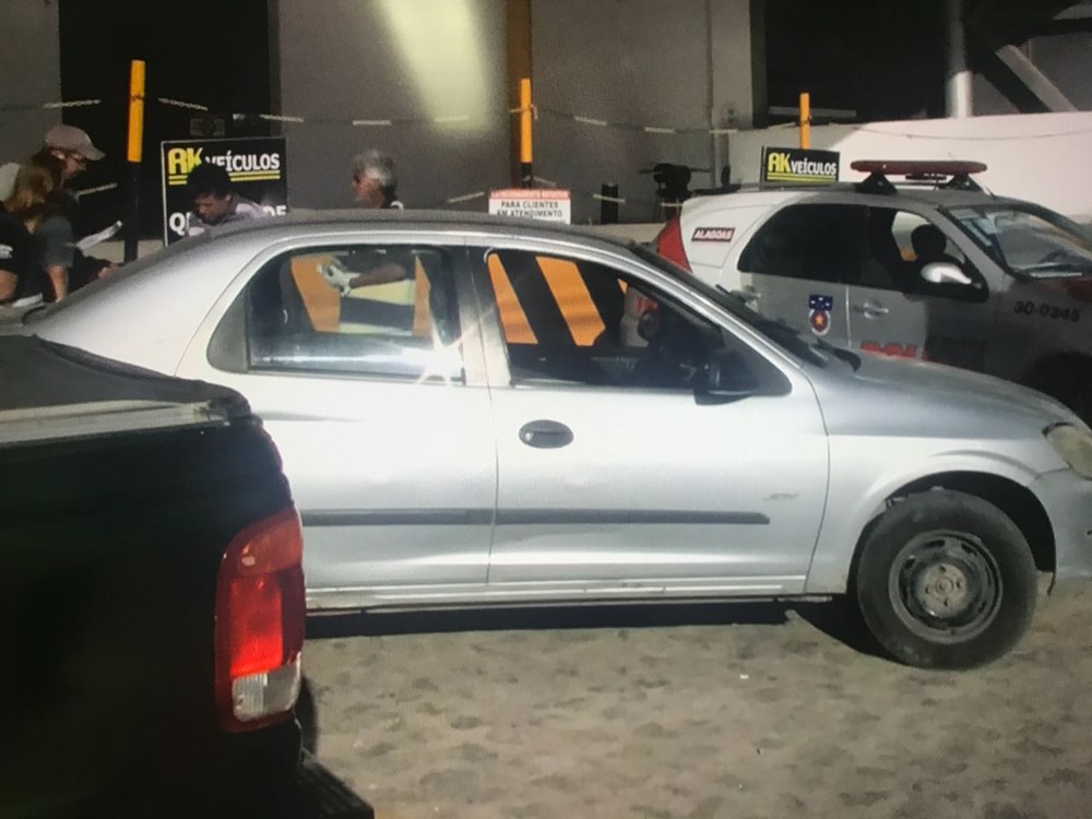 Homem é encontrado morto dentro de carro na Av. Durval de Goés, em Maceió