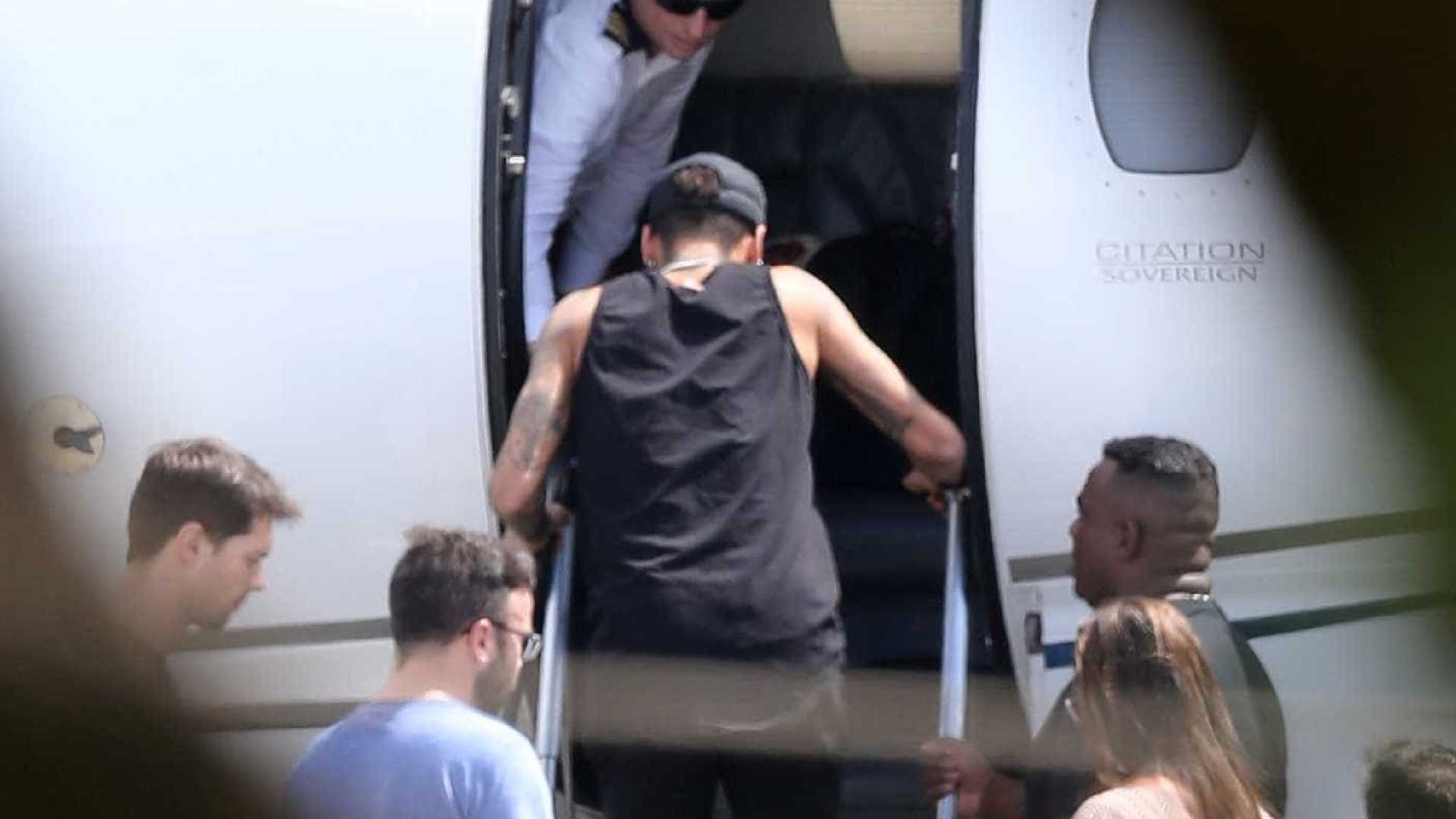 Neymar recebe alta e deixa hospital de helicóptero
