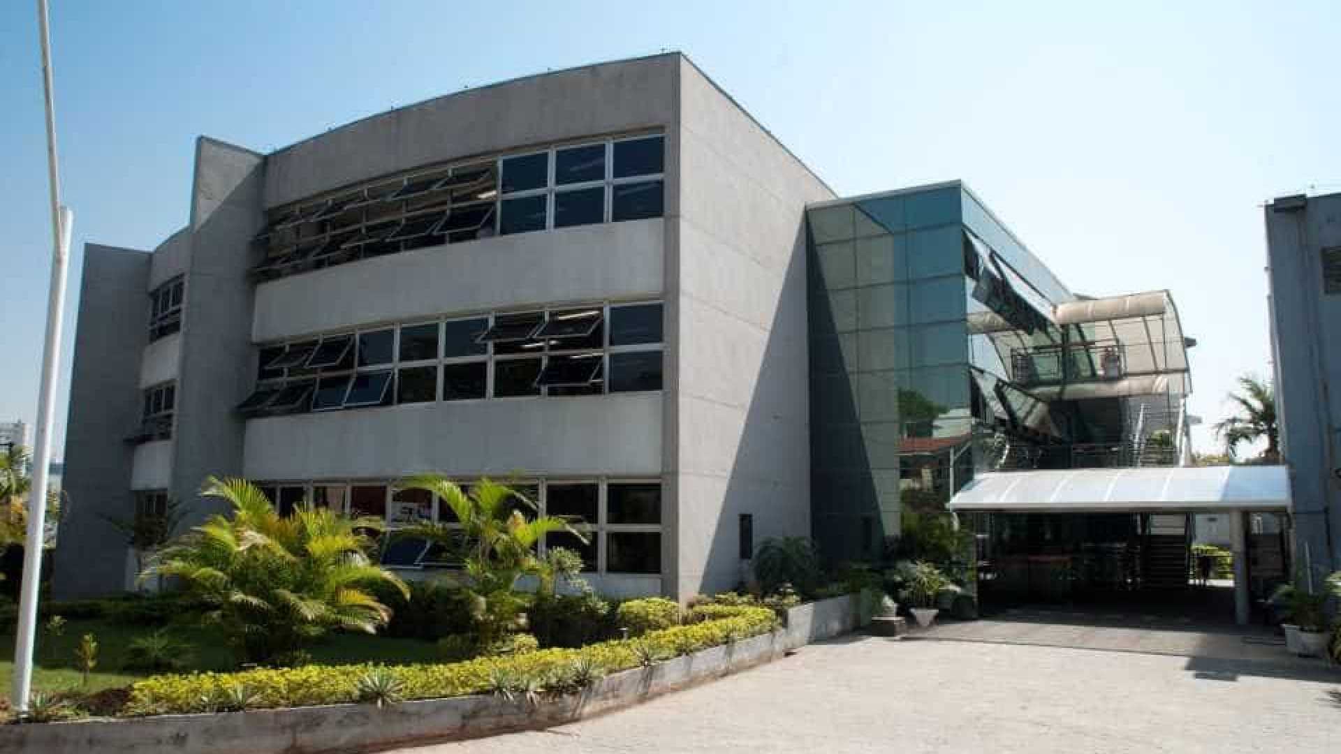 Alunos denunciam pichações racistas e homofóbicas em faculdade de SP