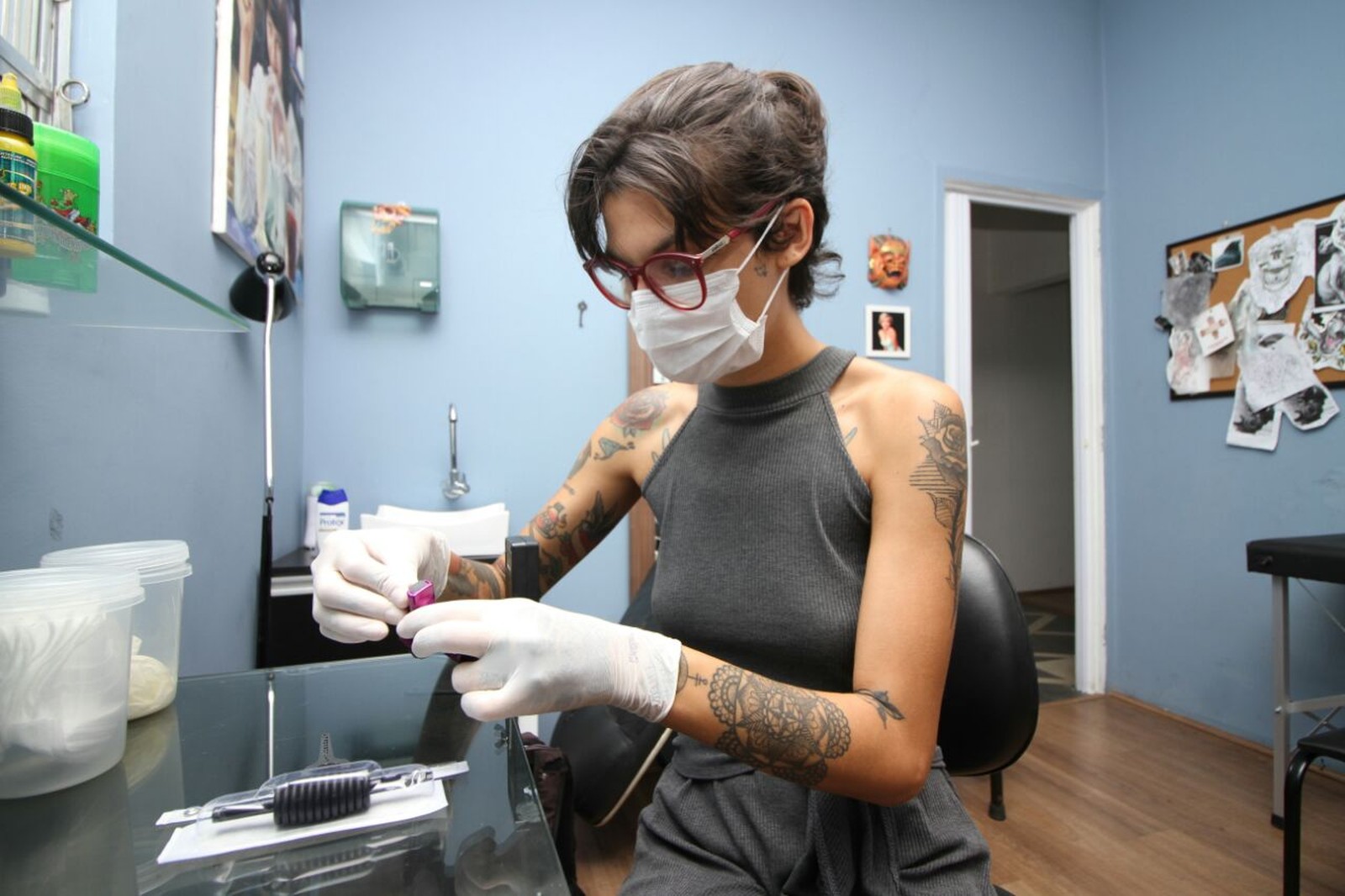 Tatuadora pernambucana oferece sessões gratuitas para cobrir cicatrizes de mulheres vítimas de violência