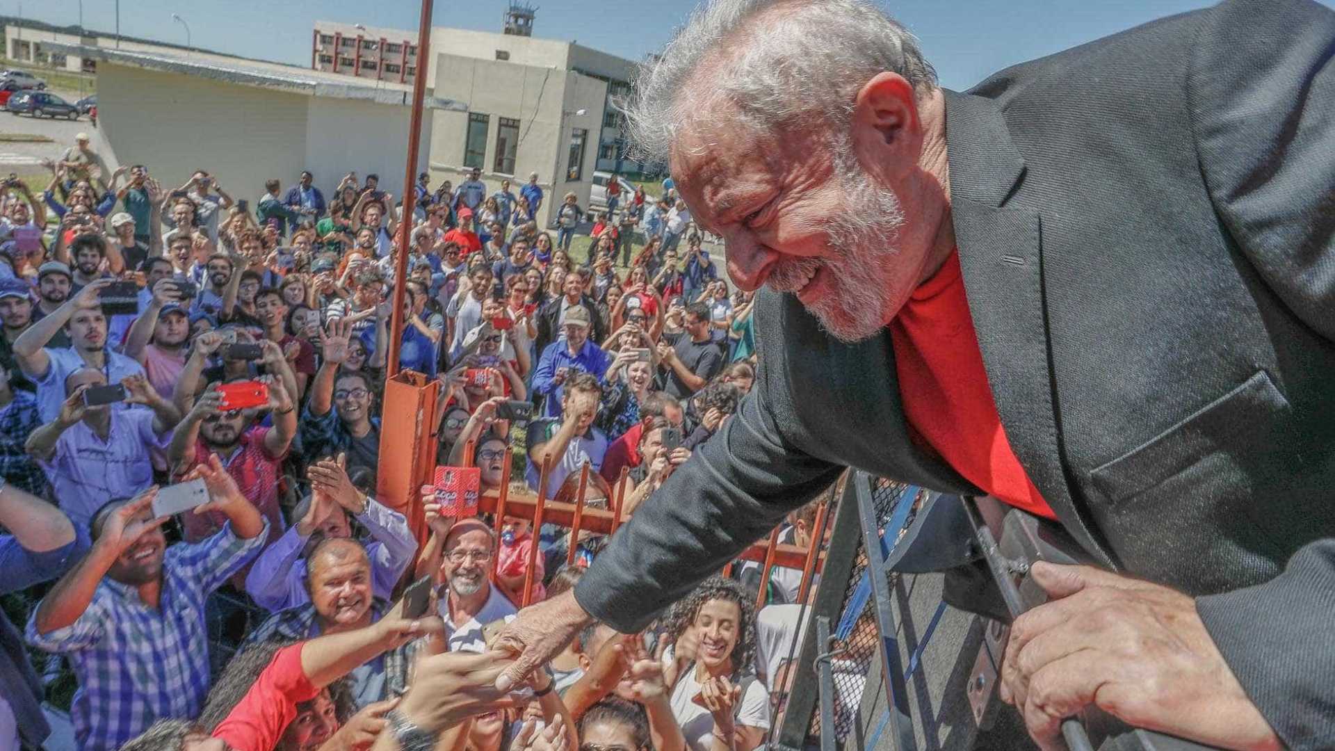 Caravana de Lula é atacada com pedras e ovos em Santa Catarina