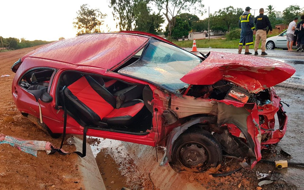 Acidente entre carro e caminhão mata criança e avó na Bahia; vítimas foram arremessadas de veículo