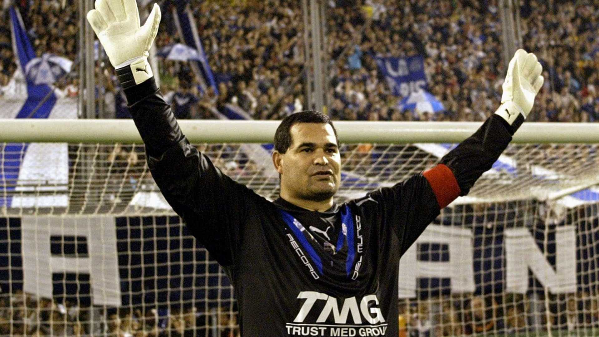 Ex-goleiro Chilavert explica o porquê da cusparada em Roberto Carlos