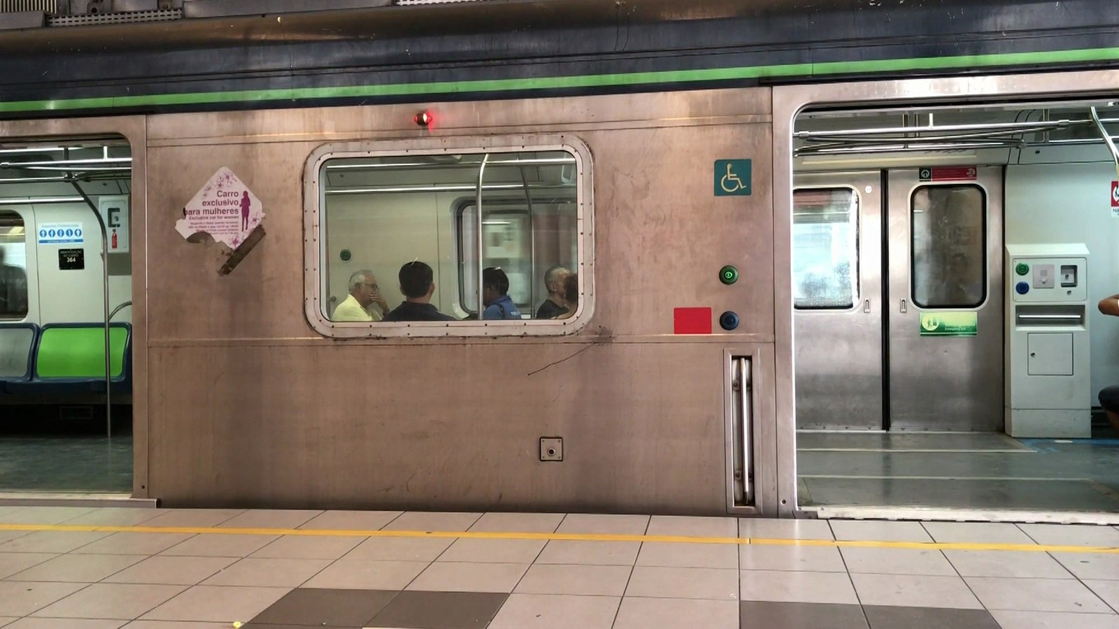 Homens desrespeitam vagão feminino do metrô do Recife nos horários de pico e mulheres reclamam