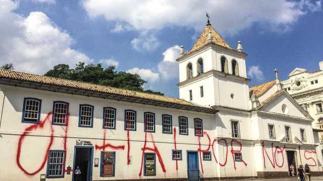 Polícia identifica responsáveis pela pichação do Pateo do Collegio