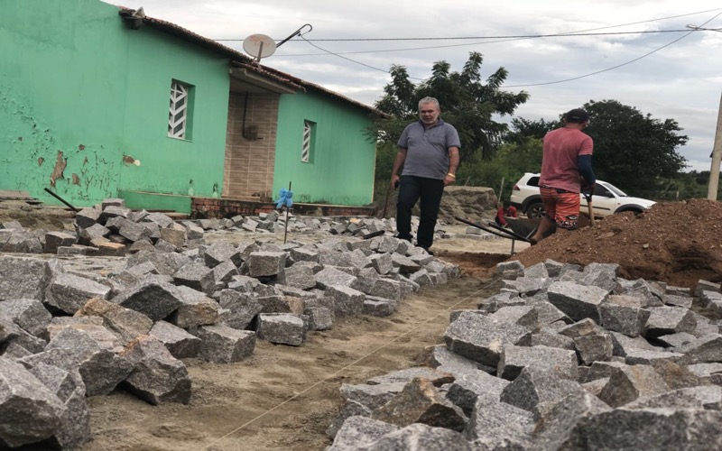 Prefeito Afonso Sampaio visita novas obras de pavimentação em Nova Olinda-CE
