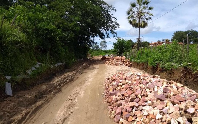Prefeitura de Farias Brito inicia obra de calçamento que beneficiará várias comunidades
