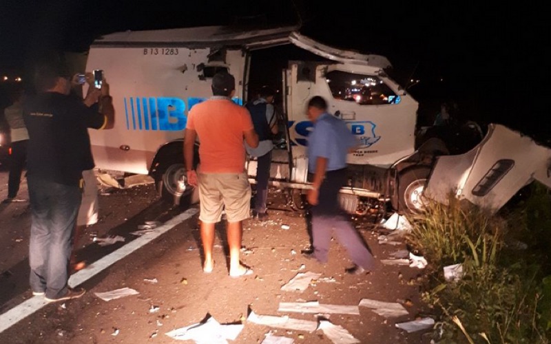 Bandidos explodem e assaltam carro-forte em ponte no município de São Luís do Curu