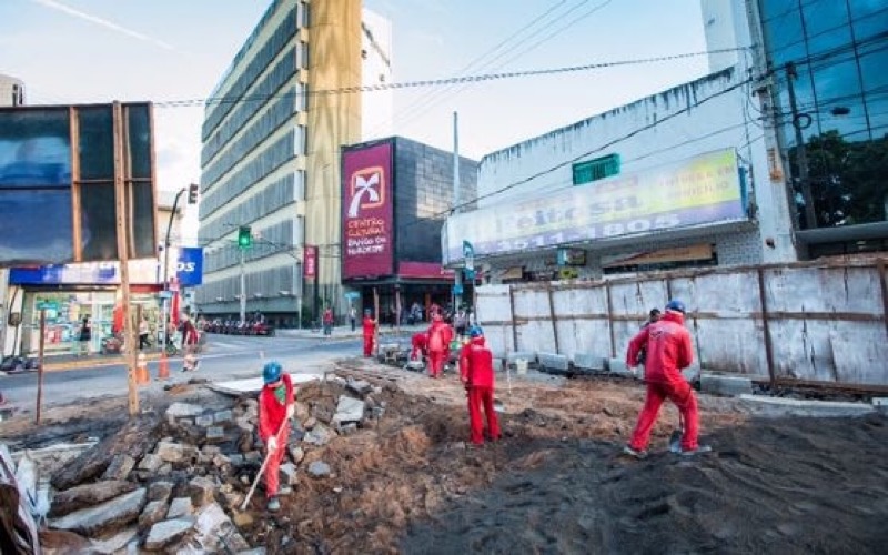 Demutran interdita trecho da São Pedro nesta quarta-feira, 18; comerciantes permanecem no local