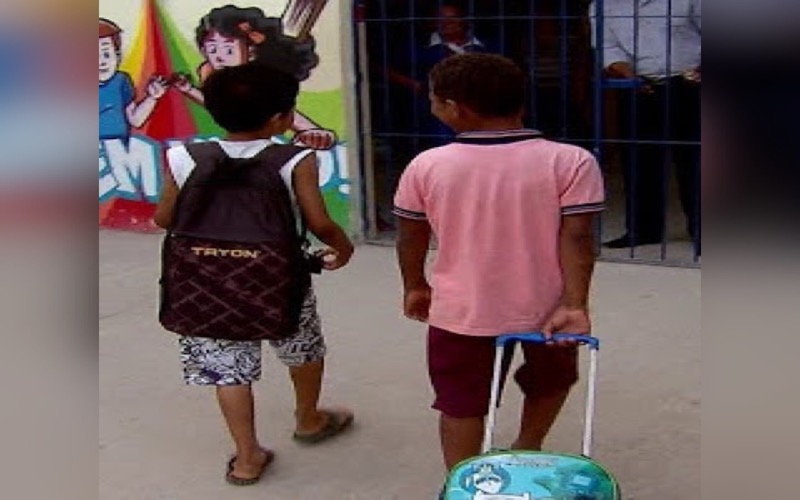 Gestão. Granjeiro cobra R$ 7 reais para entregar fardamento escolar