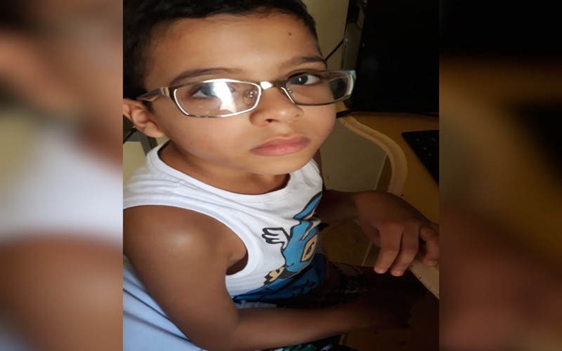 Família pede ajuda para tratar criança de sete anos com doença rara