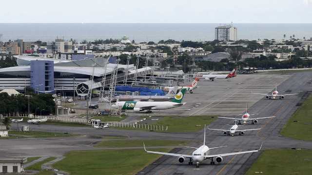 Avião colide com pássaro e fica mais de 1h sobrevoando o Recife