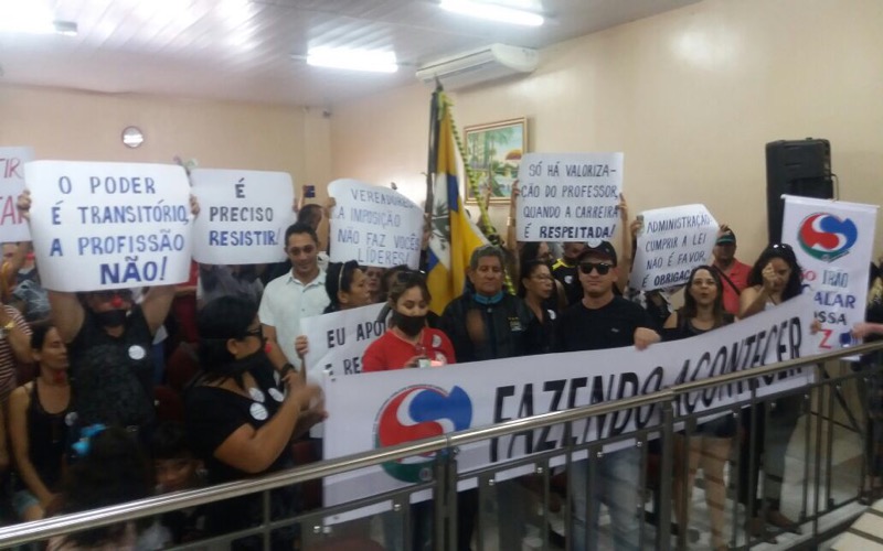Manifestação contra reajuste salarial: Caririaçu-CE amanhece com palavras de ordem  dos professores “Prefeito a culpa é sua. Professor na Rua”