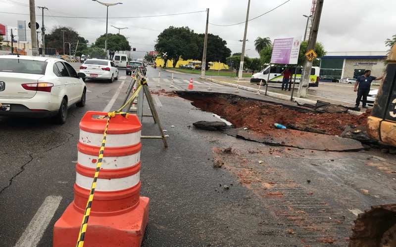Asfalto cede e buraco abre novamente na Avenida Padre Cícero em Juazeiro do Norte-CE
