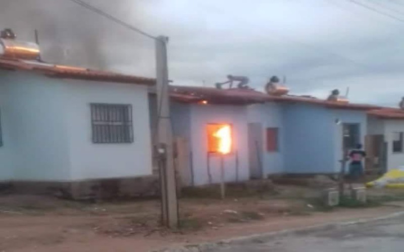 Crato/CE: Homem ateia fogo em residência por não aceitar fim de relacionamento