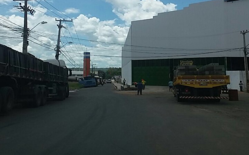 Fila de caminhões atrapalha via perto do Carajás em Juazeiro do Norte-CE
