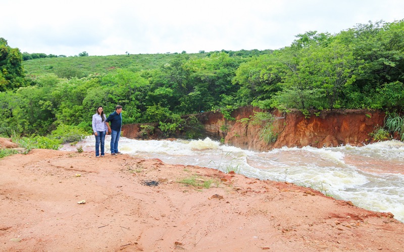 Prefeito visita açude Pedro Elias no São Caetano que está sangrando em Várzea Alegre/CE