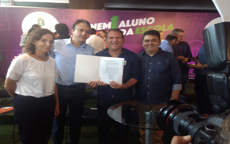 EDUCAÇÃO EM MAURITI: Mano Morais assina termo de compromisso para o programa Nem 1 Aluno Fora da Escola