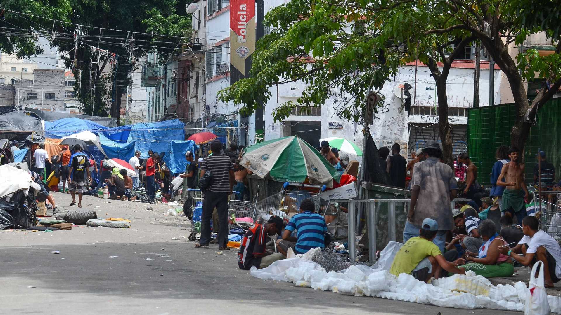 Após decisão da Justiça, famílias desocupam prédio na Cracolândia