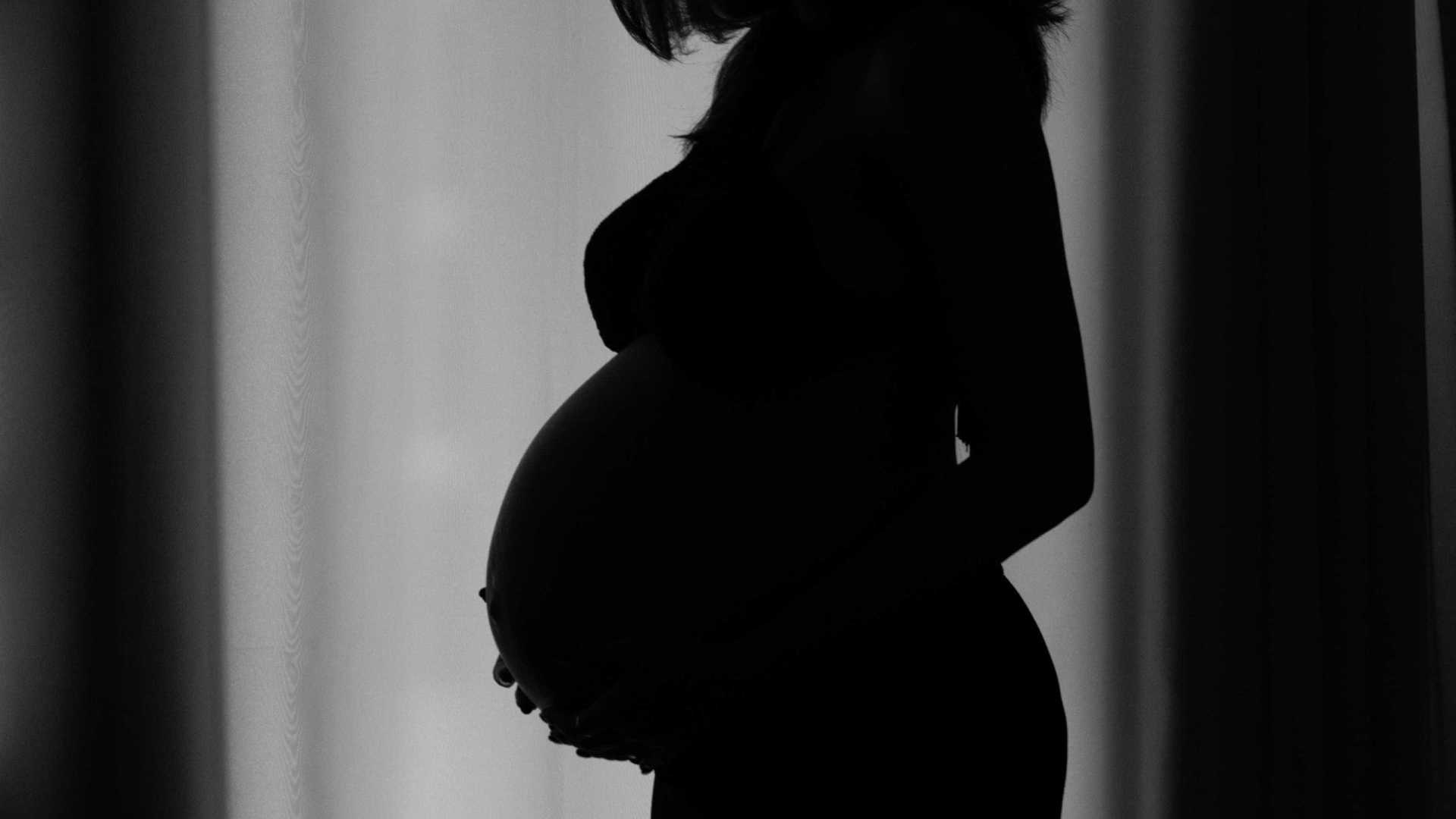 Fora da lei, brasileiras vendem ‘barriga de aluguel’ na internet