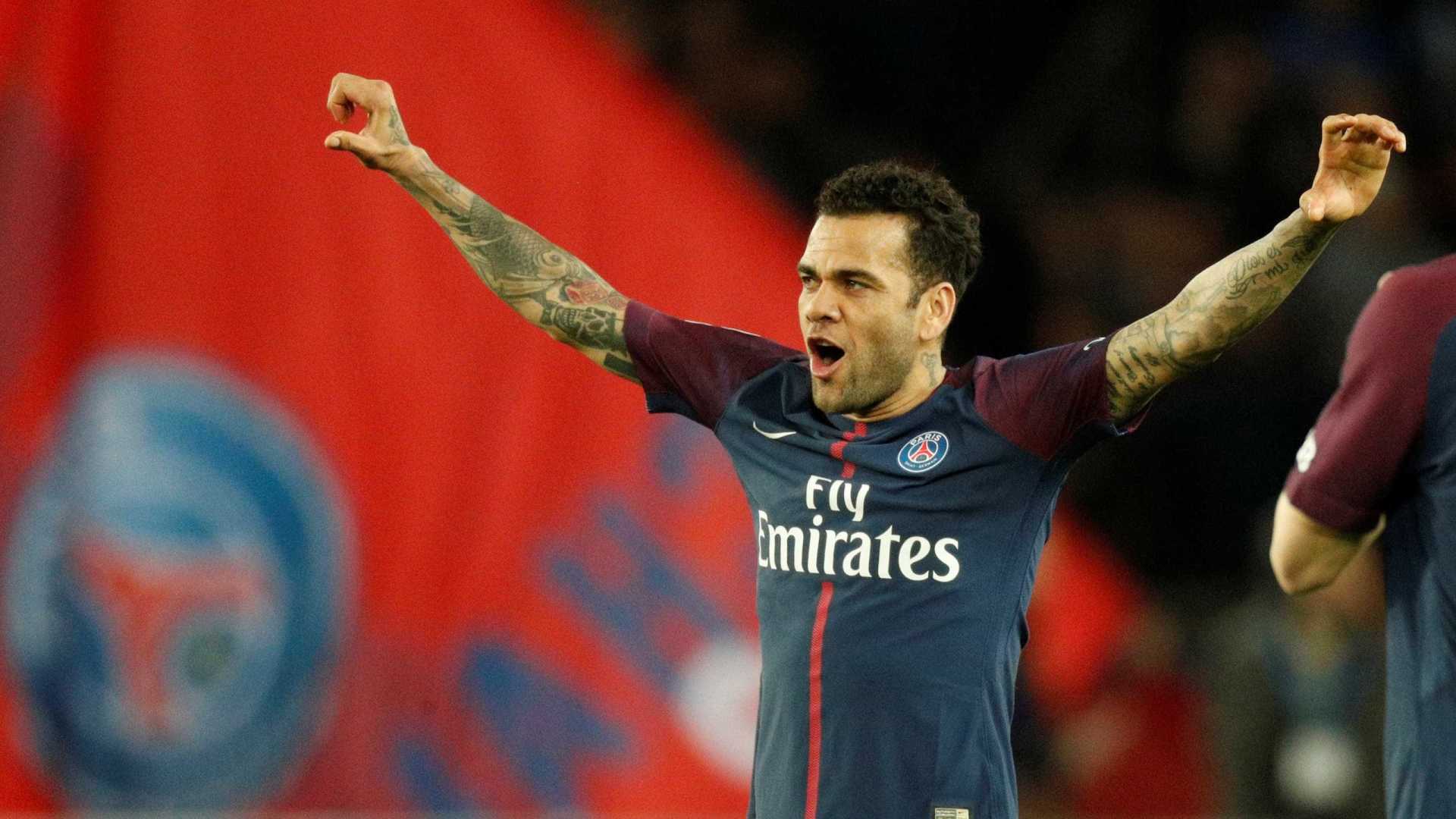 Dani Alves iguala Pelé como maior campeão da história