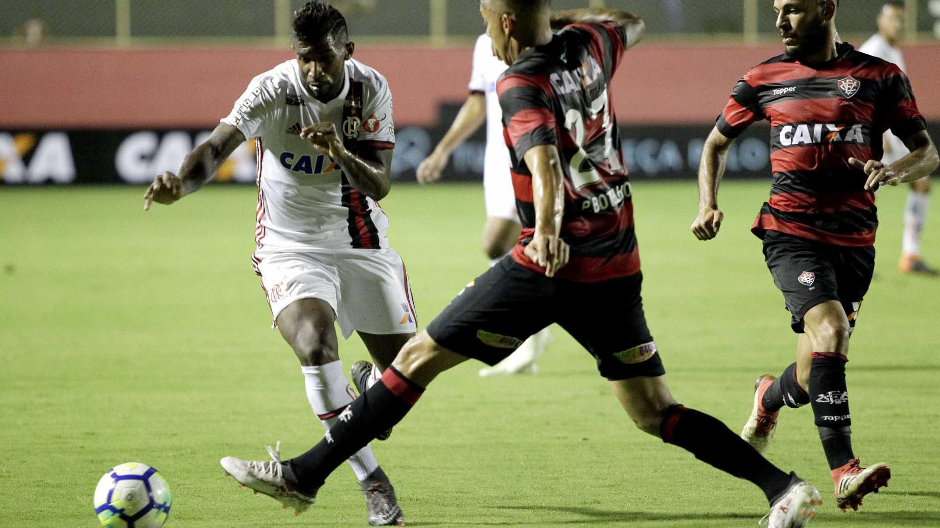 CBF afasta trio de árbitros após erros em Vitória x Flamengo