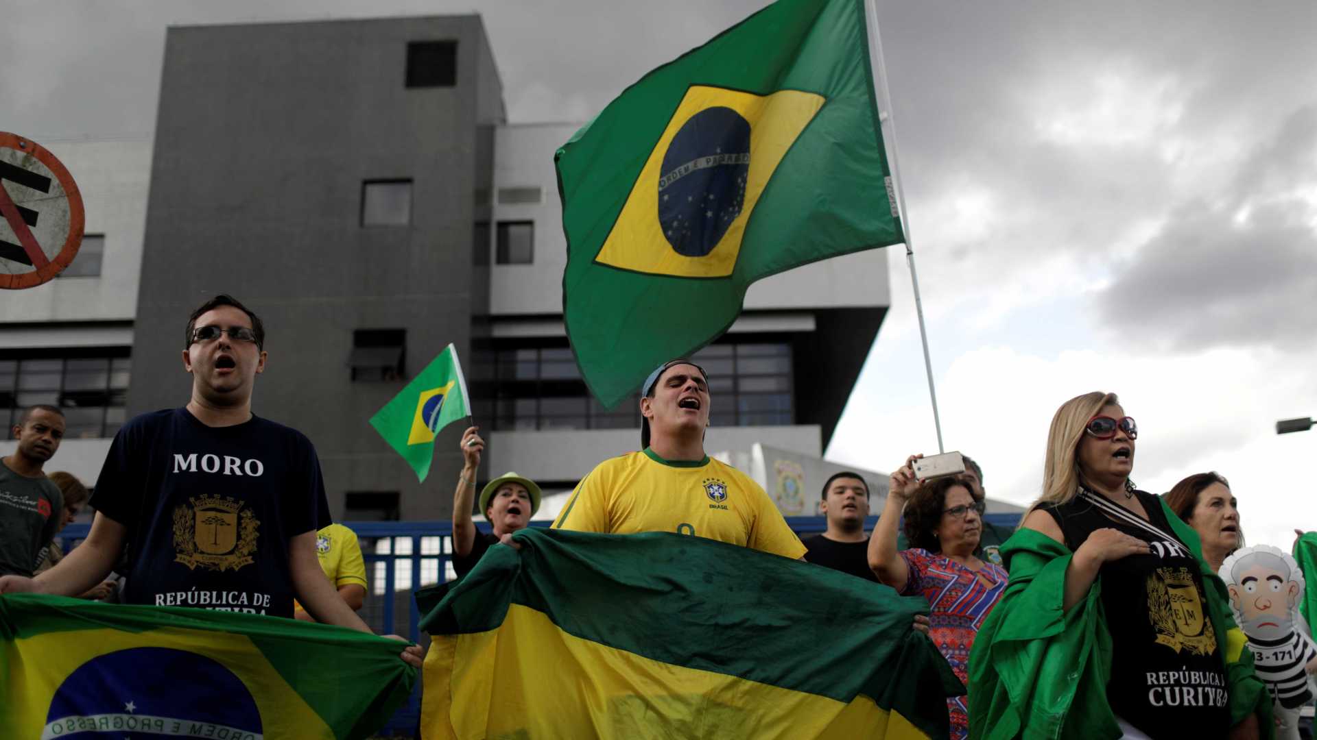 Rojões e buzinaços comemoram prisão de Lula pelo Brasil
