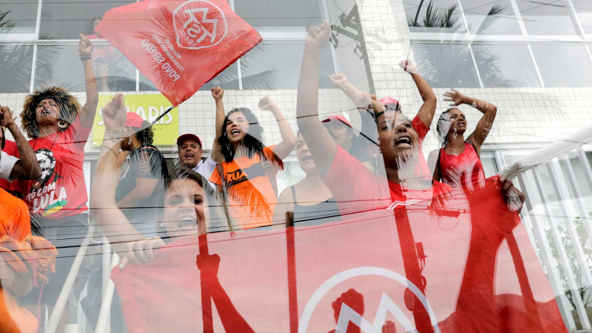 PF vai identificar militantes que entraram no triplex atribuído a Lula