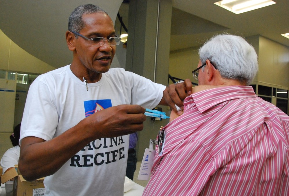 Vacinação contra a gripe no Recife tem início em 170 postos de saúde fixos