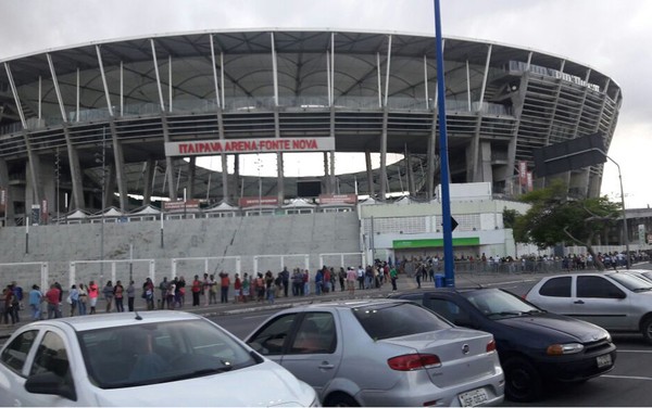 Pacientes enfrentam enorme fila por exames oftalmológicos gratuitos na Arena Fonte Nova, em Salvador