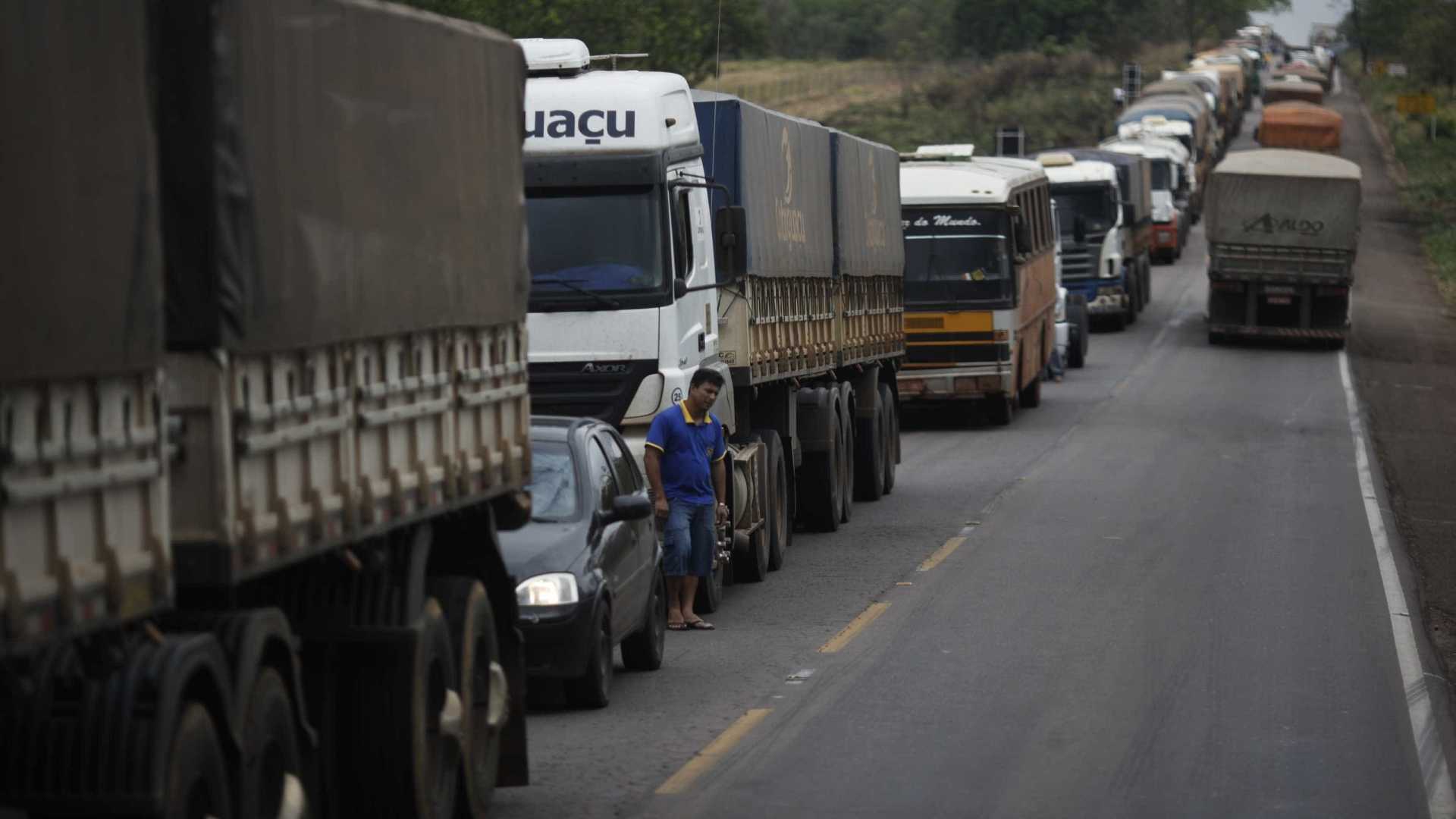 Incêndio em caminhão interdita rodovia Régis Bittencourt