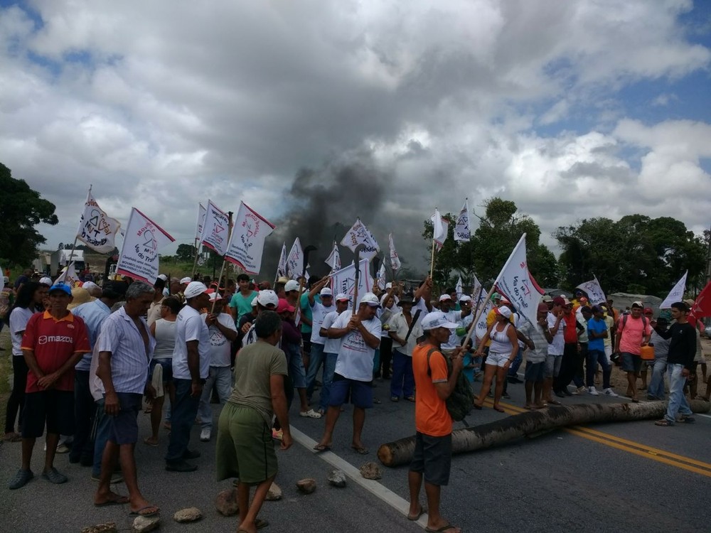 Manifestantes fecham rodovias em AL, contra pedido de prisão de Lula