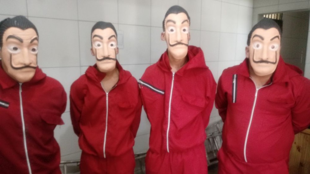 Grupo com fantasias de ‘La Casa de Papel’ é detido tentando invadir centro de triagem de detentos