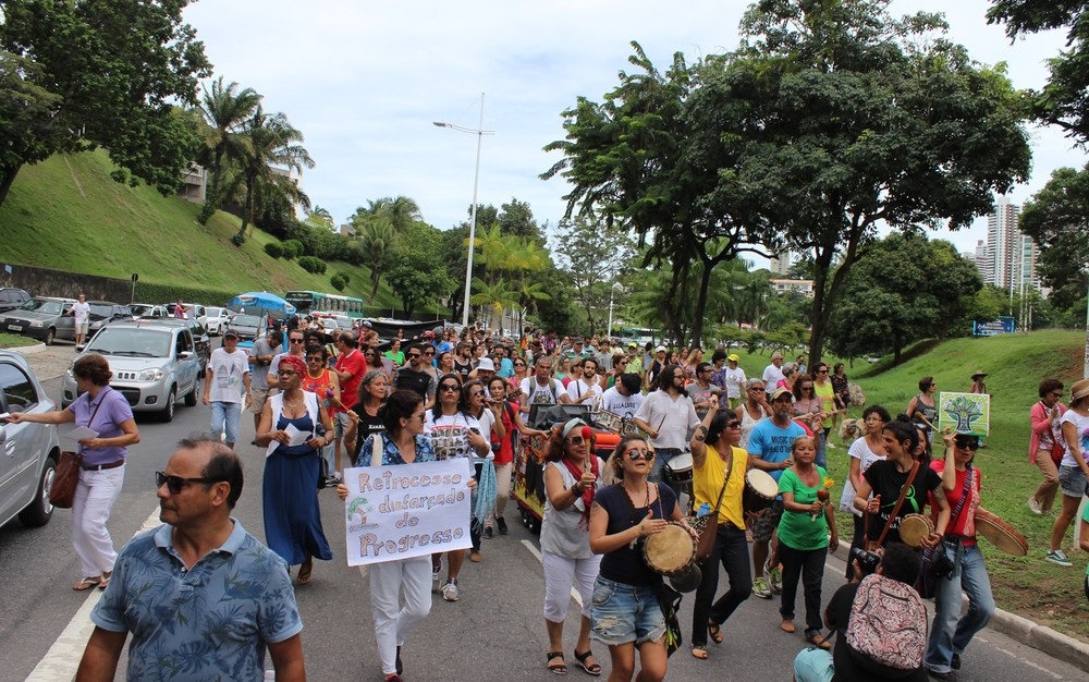 Grupo protesta contra derrubada de árvores e tamponamento de rios com obras do BRT de Salvador