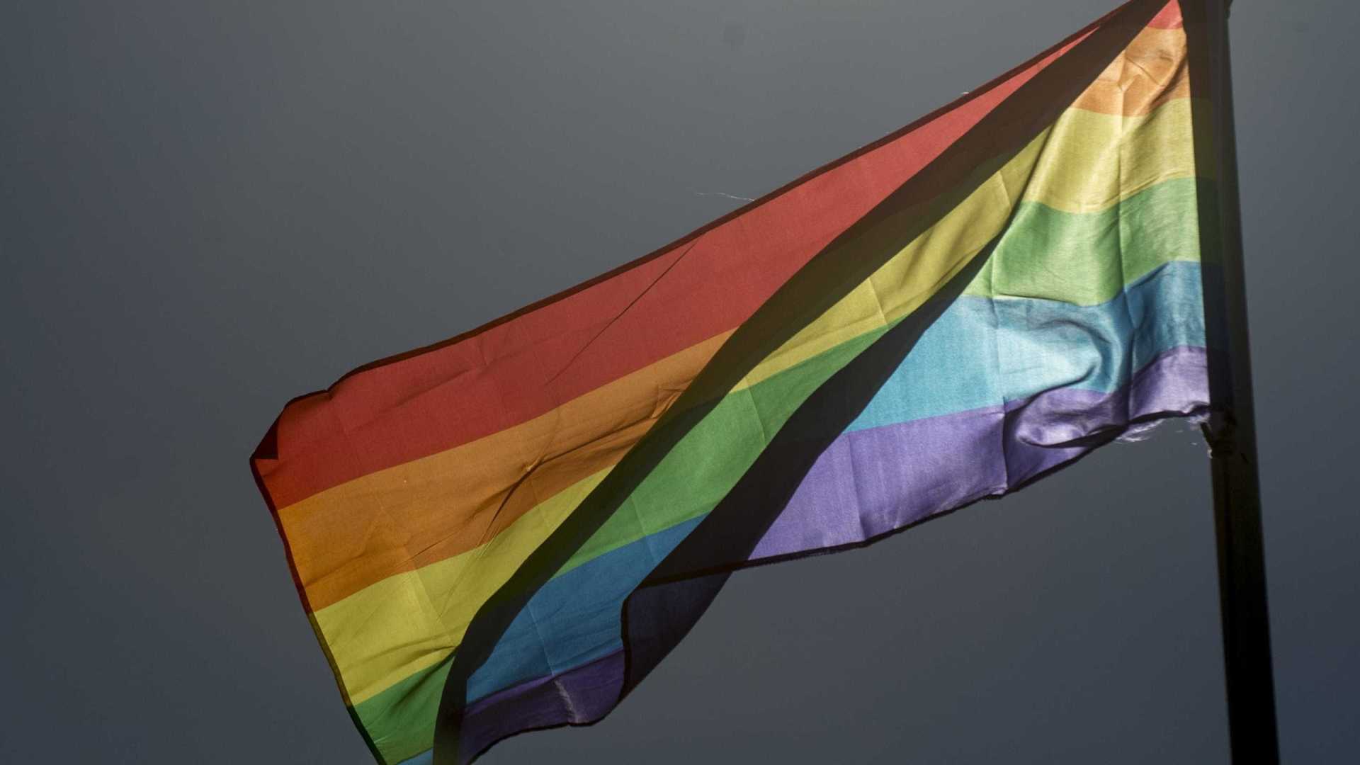 Servidor do IBGE posta foto de arma como solução para ‘cura gay’